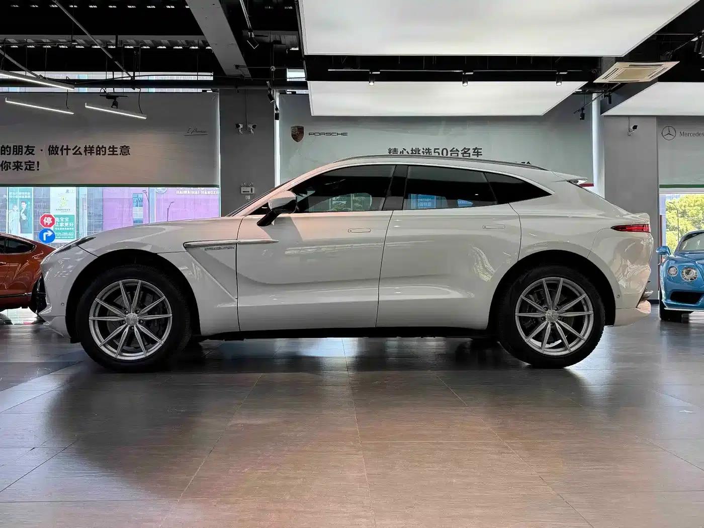 Aston Martin DBX 2023 3.0T STRAIGHT-SIX — миниатюра 18