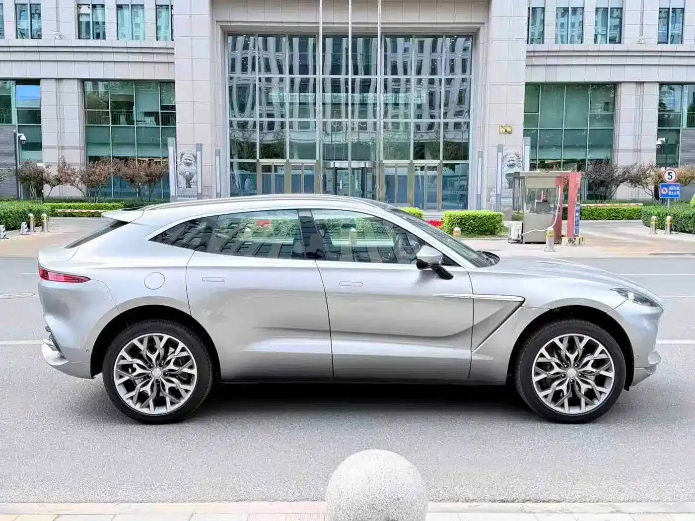 Aston Martin DBX 2023 3.0T STRAIGHT-SIX — миниатюра 2