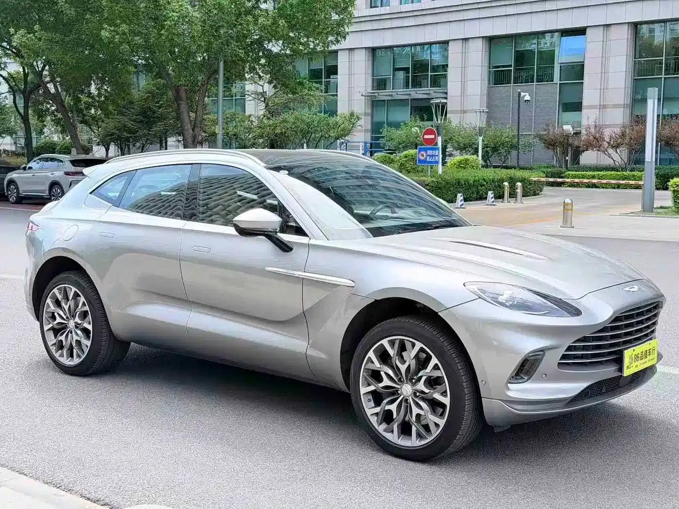 Aston Martin DBX 2023 3.0T STRAIGHT-SIX — миниатюра 4