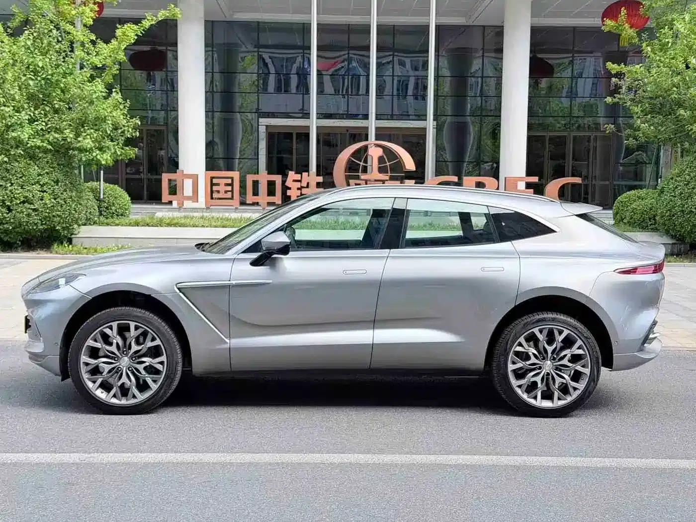 Aston Martin DBX 2023 3.0T STRAIGHT-SIX — миниатюра 5