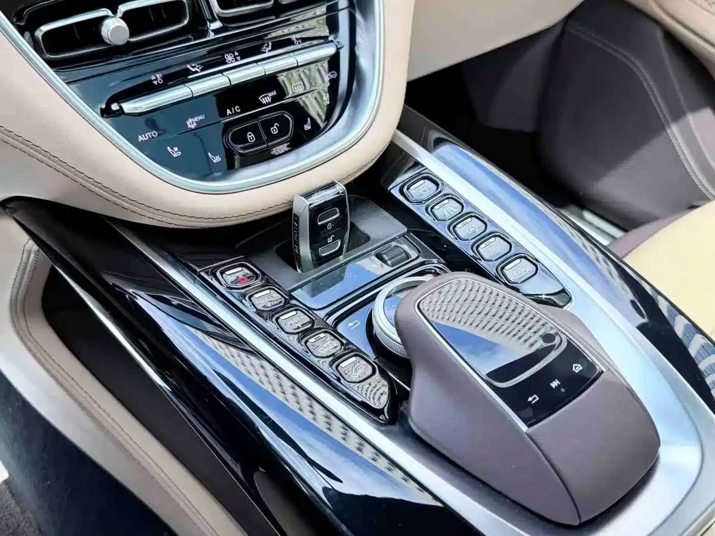 Aston Martin DBX 2023 3.0T STRAIGHT-SIX — миниатюра 8
