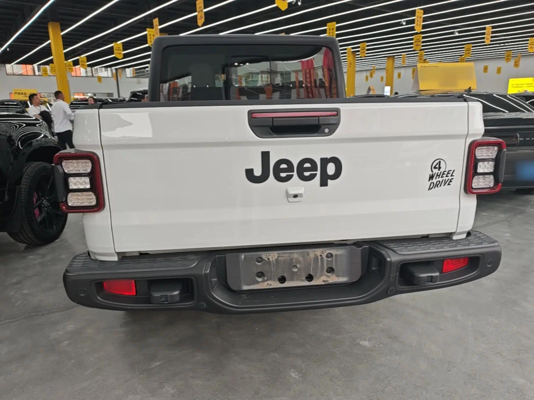 Jeep Gladiator 2023 3.6L Overland — миниатюра 3