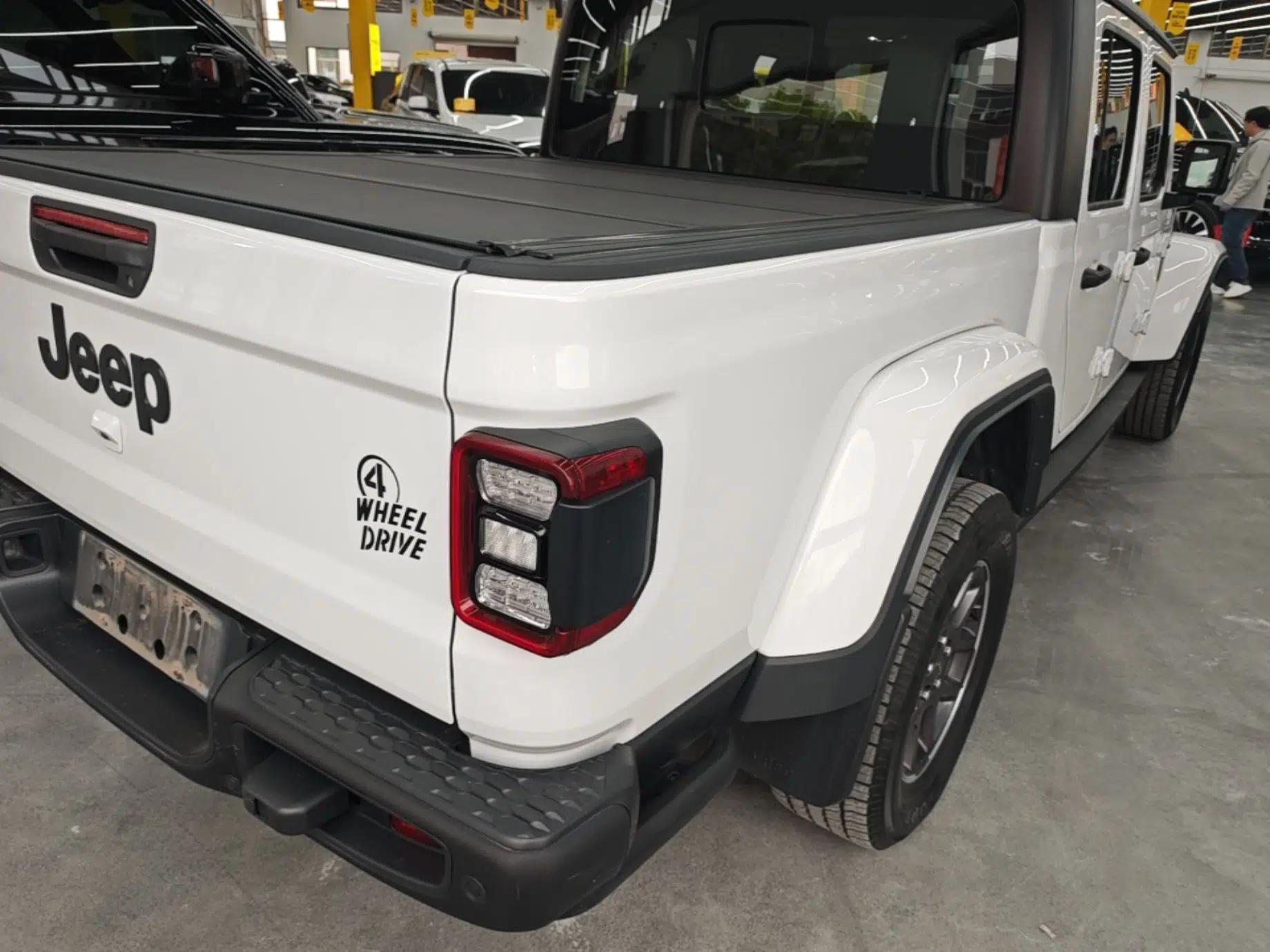 Jeep Gladiator 2023 3.6L Overland — миниатюра 4