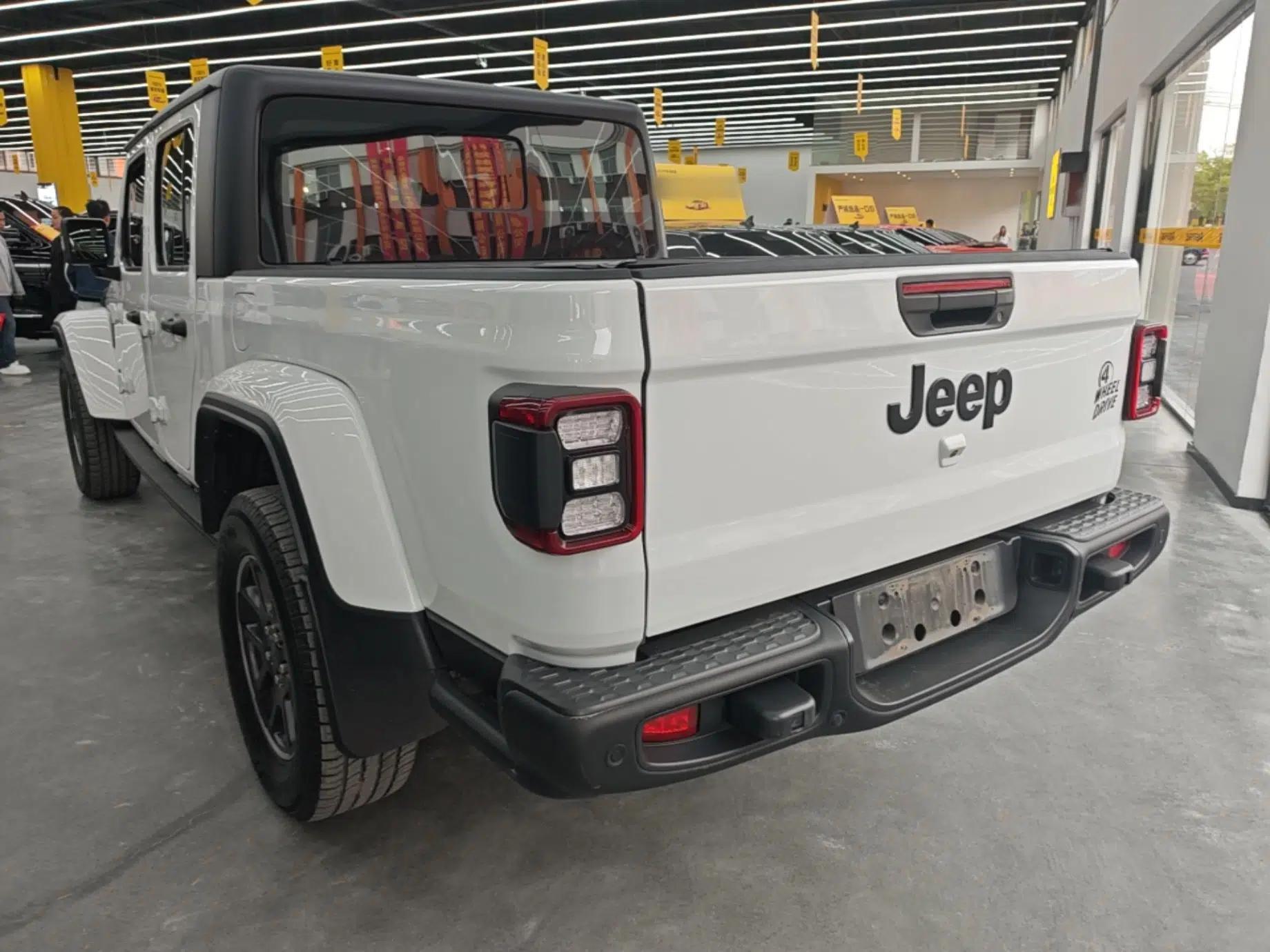 Jeep Gladiator 2023 3.6L Overland — миниатюра 7