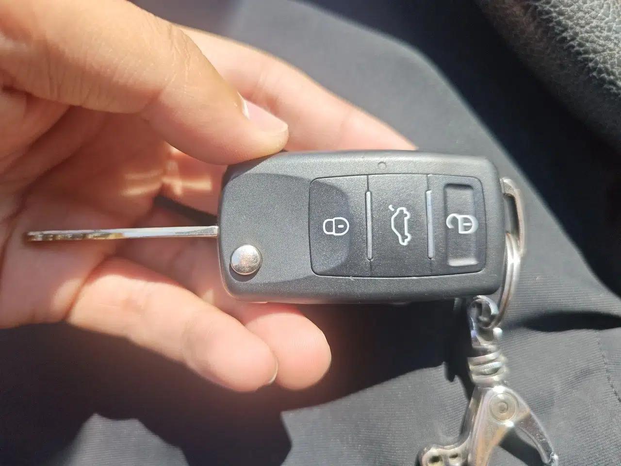 Geely Auto Classic Emgrand 2013 Hatchback 1.5L Manual Entry-Level Model — миниатюра 9