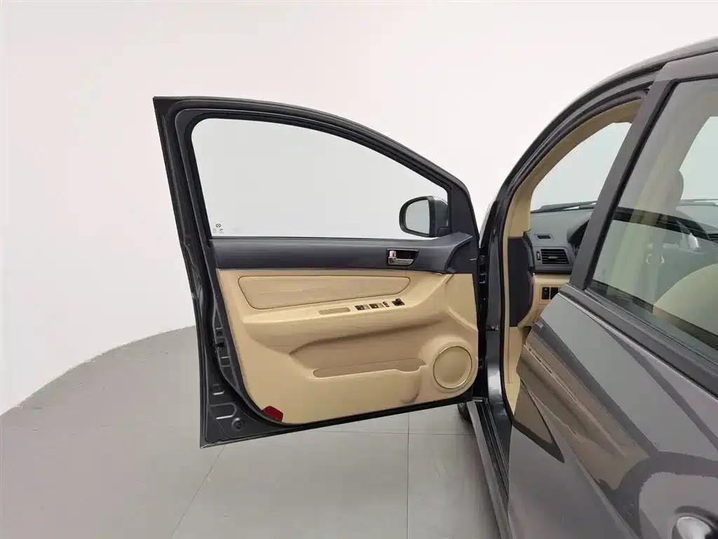 Beijing Automotive E-Series 2012 Hatchback 1.5L Automatic Comfort Edition — миниатюра 16