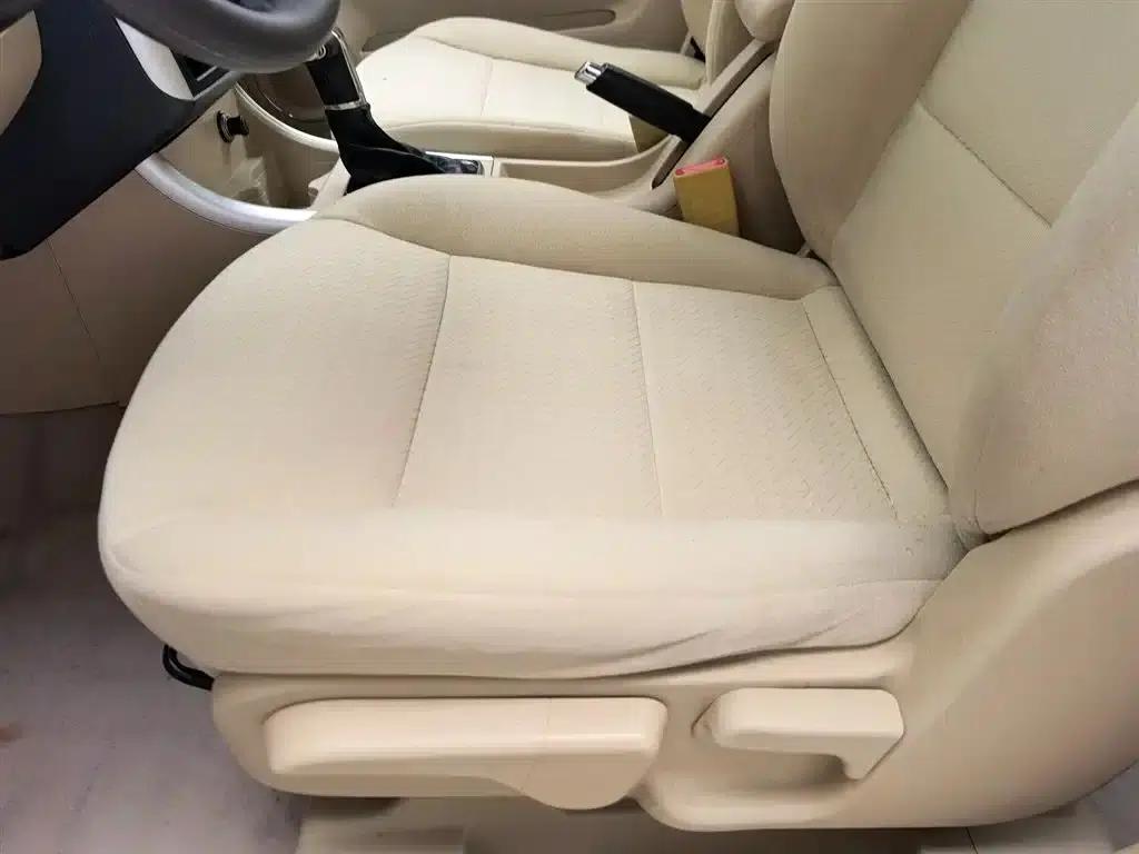 Beijing Automotive E-Series 2012 Hatchback 1.5L Automatic Comfort Edition — миниатюра 19