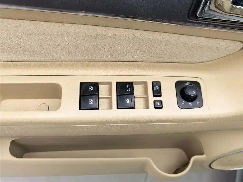 Beijing Automotive E-Series 2012 Hatchback 1.5L Automatic Comfort Edition — миниатюра 8