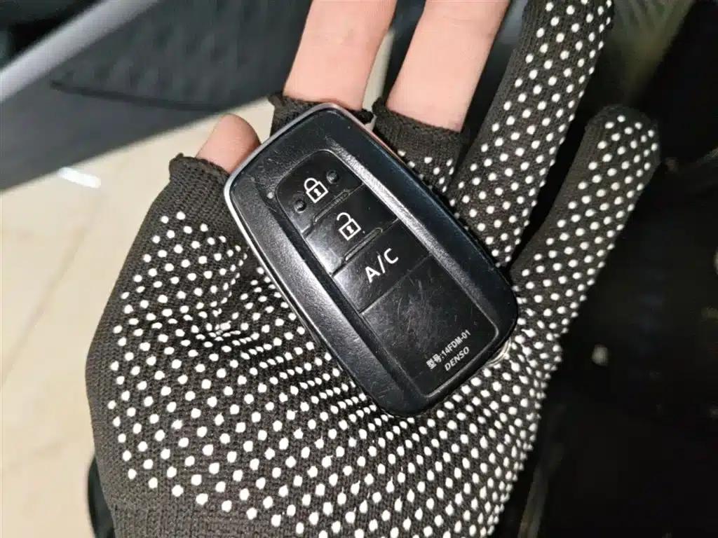 Toyota C-HR EV 2020 Luxury Sunroof Edition — миниатюра 9