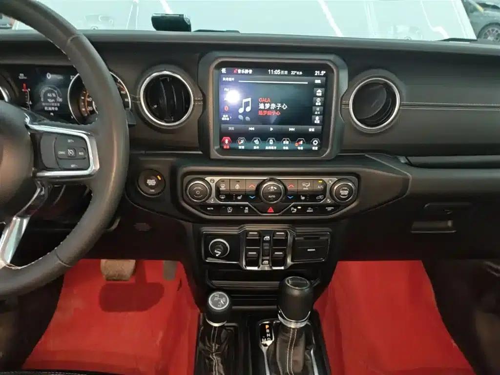 Gladiator 2023 3.6L Overland — миниатюра 13