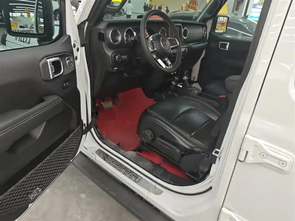 Gladiator 2023 3.6L Overland — миниатюра 16