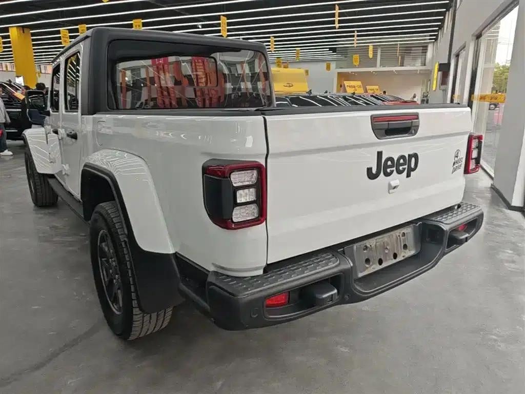 Gladiator 2023 3.6L Overland — миниатюра 5