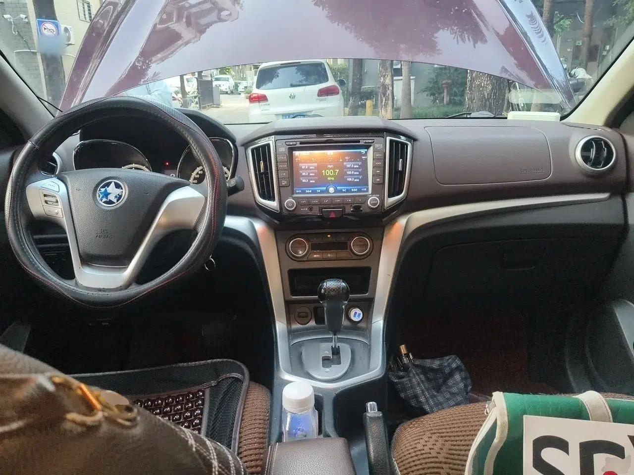 Venucia T70X 2015 2.0L CVT SmartFun Sport Edition — миниатюра 10
