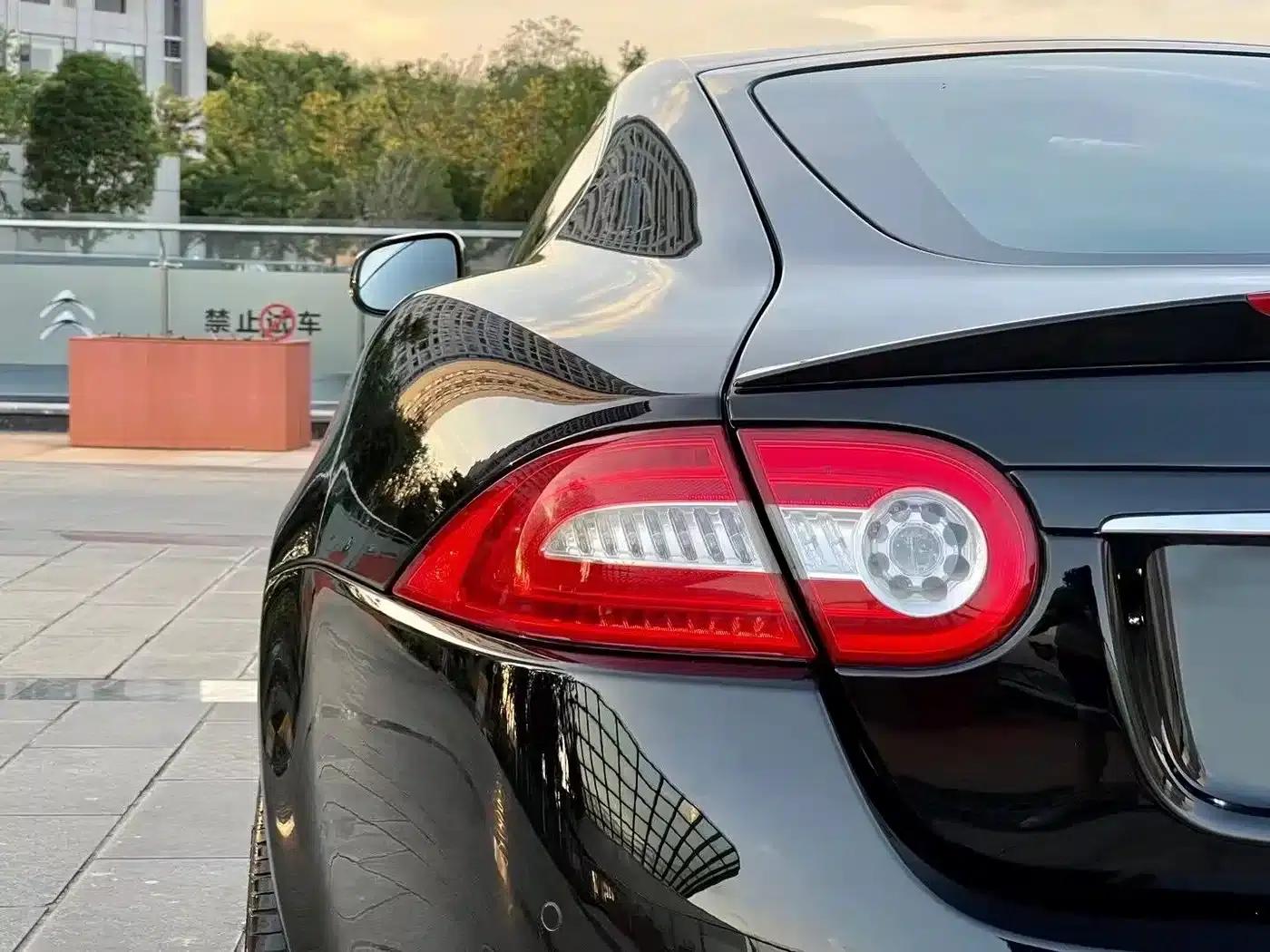 2012 Jaguar XK R 5.0L Supercharged Hardtop — миниатюра 11
