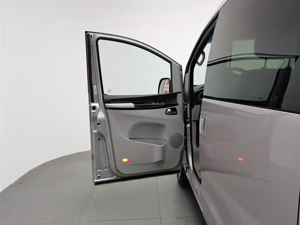 Refine M5 2014 Colorful Travel 2.0T Gasoline Manual Business Edition — миниатюра 8