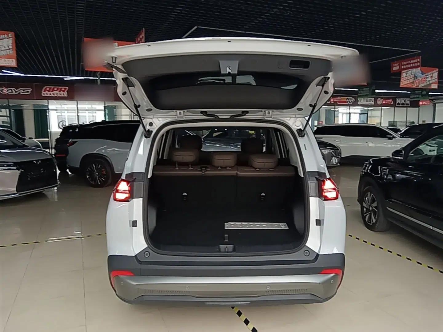 Wuling Xingguang 560 New Energy 2026 Model, Plug-in Hybrid, 125 km, Luxury Version — миниатюра 22