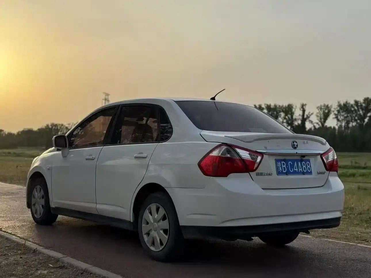 Venucia D50 2015 1.6L Manual Fashion Edition — миниатюра 9