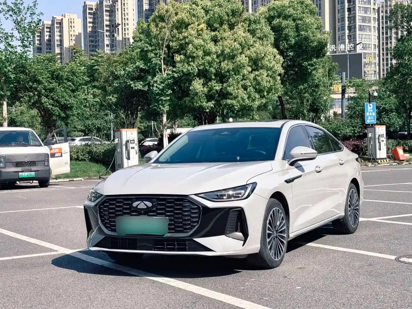 Fengyun A8L 2025 1.5TGDI 145km Luxury Edition — миниатюра 1