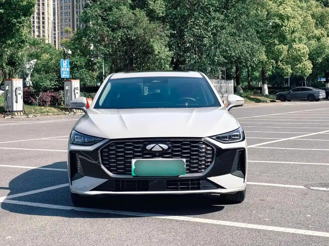 Fengyun A8L 2025 1.5TGDI 145km Luxury Edition — миниатюра 2