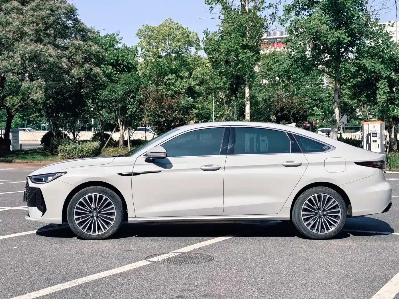 Fengyun A8L 2025 1.5TGDI 145km Luxury Edition — миниатюра 4