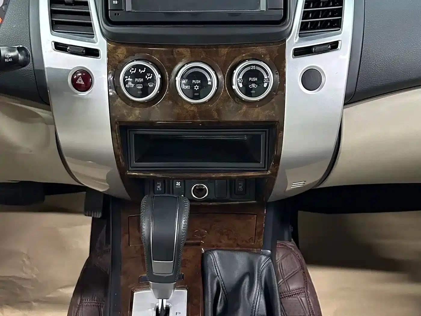 2013 Pajero Sport 3.0L Automatic 4WD Flagship Edition — миниатюра 20