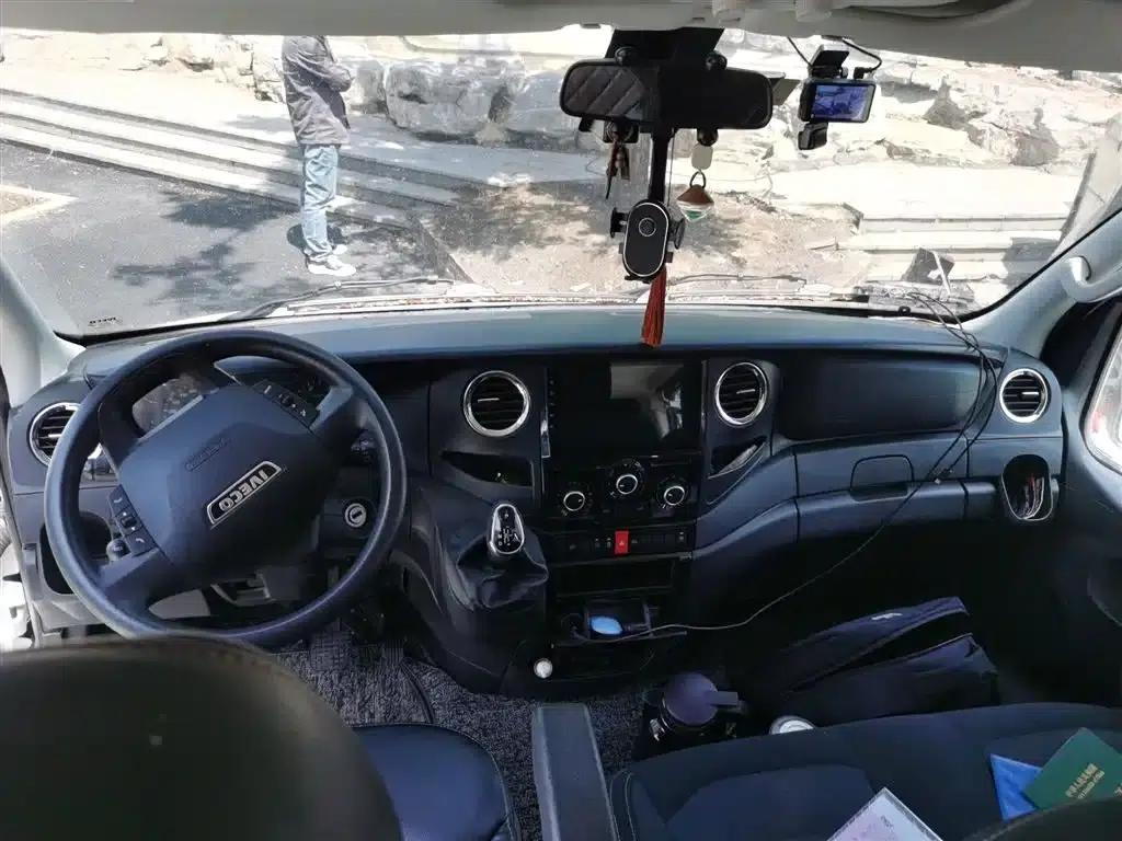 Iveco Daily 2021 3.0T Automatic Super Short Wheelbase Low Roof Side Sliding Door F1C — миниатюра 13