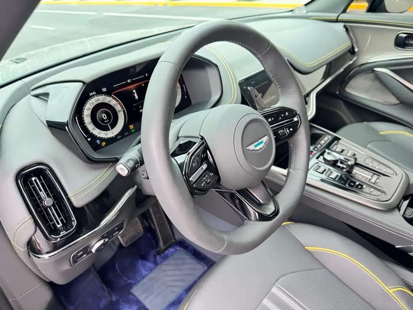 Aston Martin DBX 2025 4.0T V8 707 — миниатюра 12