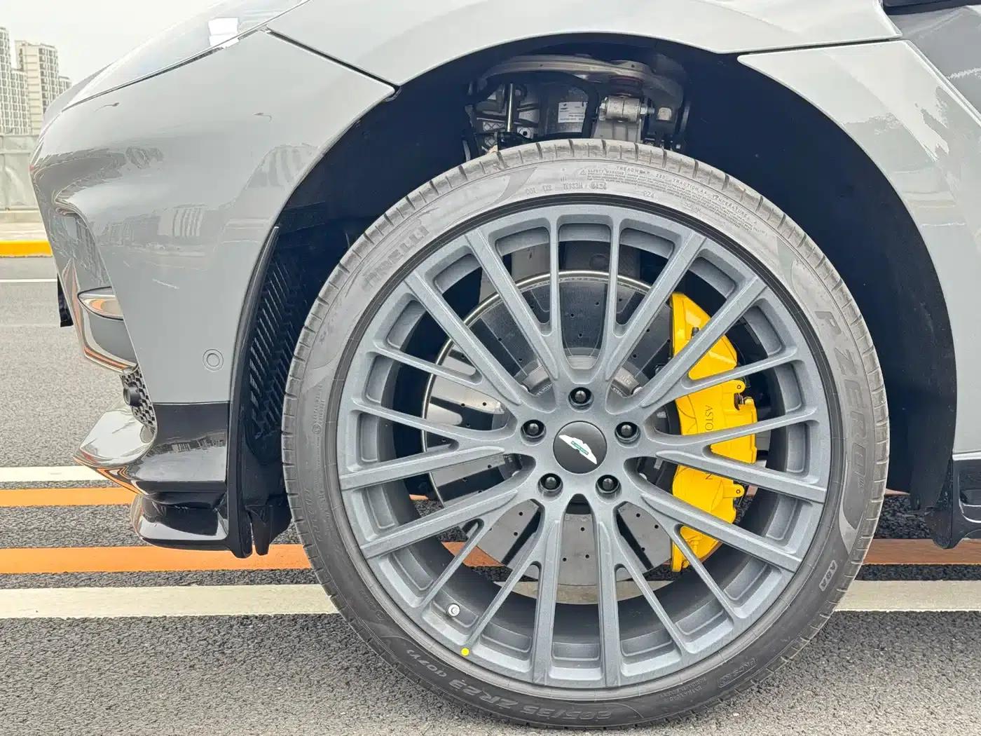 Aston Martin DBX 2025 4.0T V8 707 — миниатюра 9