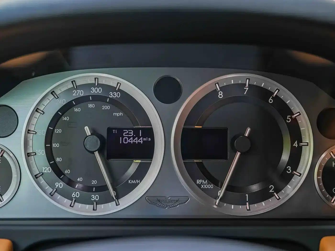 2015 V8 Vantage 4.7L Coupe — миниатюра 12