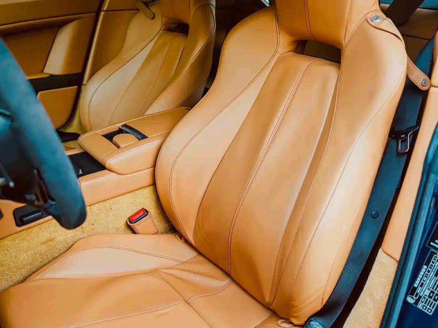 2015 V8 Vantage 4.7L Coupe — миниатюра 13