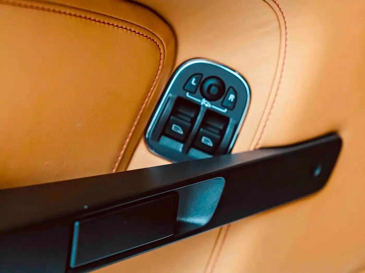 2015 V8 Vantage 4.7L Coupe — миниатюра 14