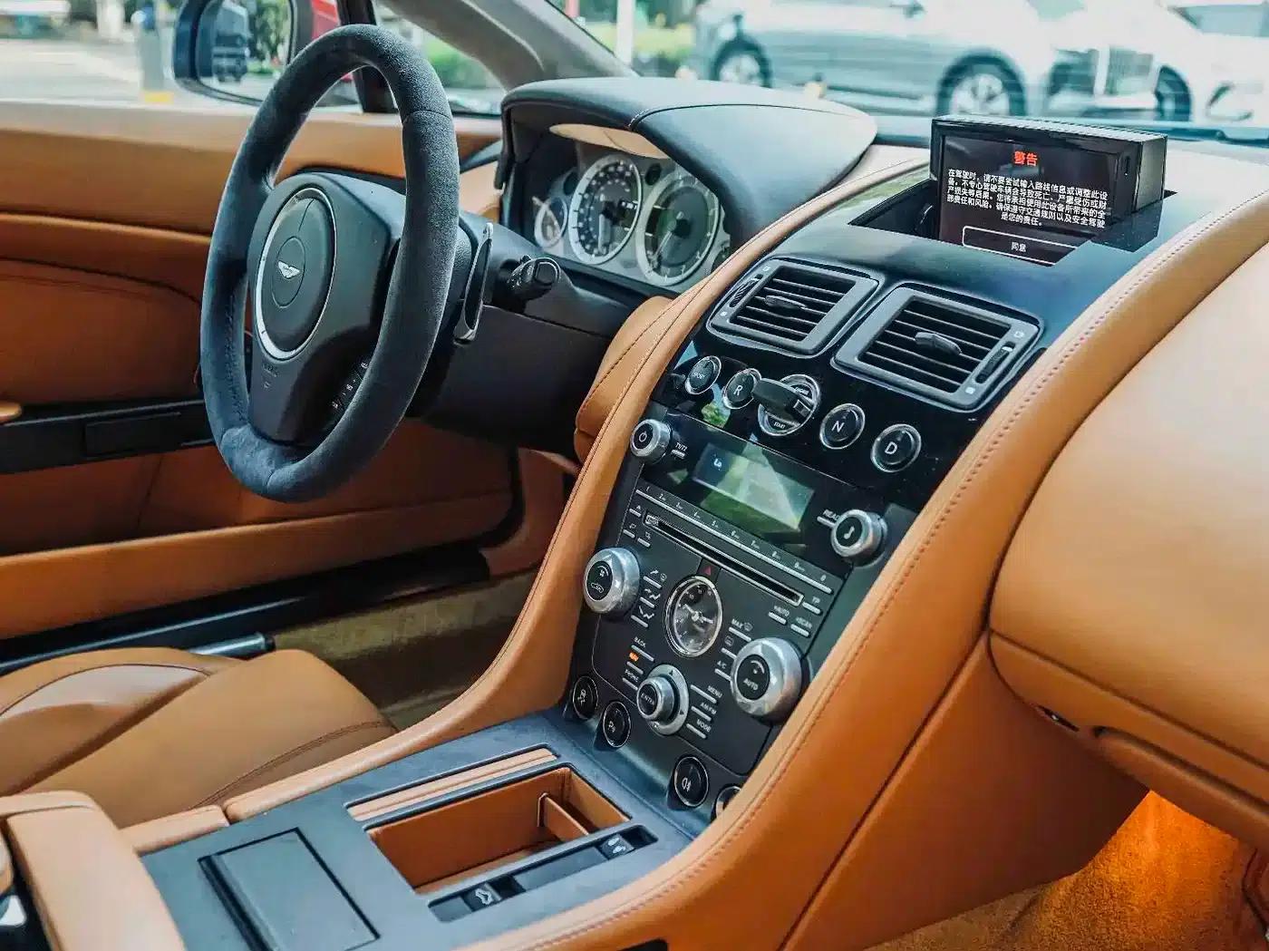 2015 V8 Vantage 4.7L Coupe — миниатюра 15
