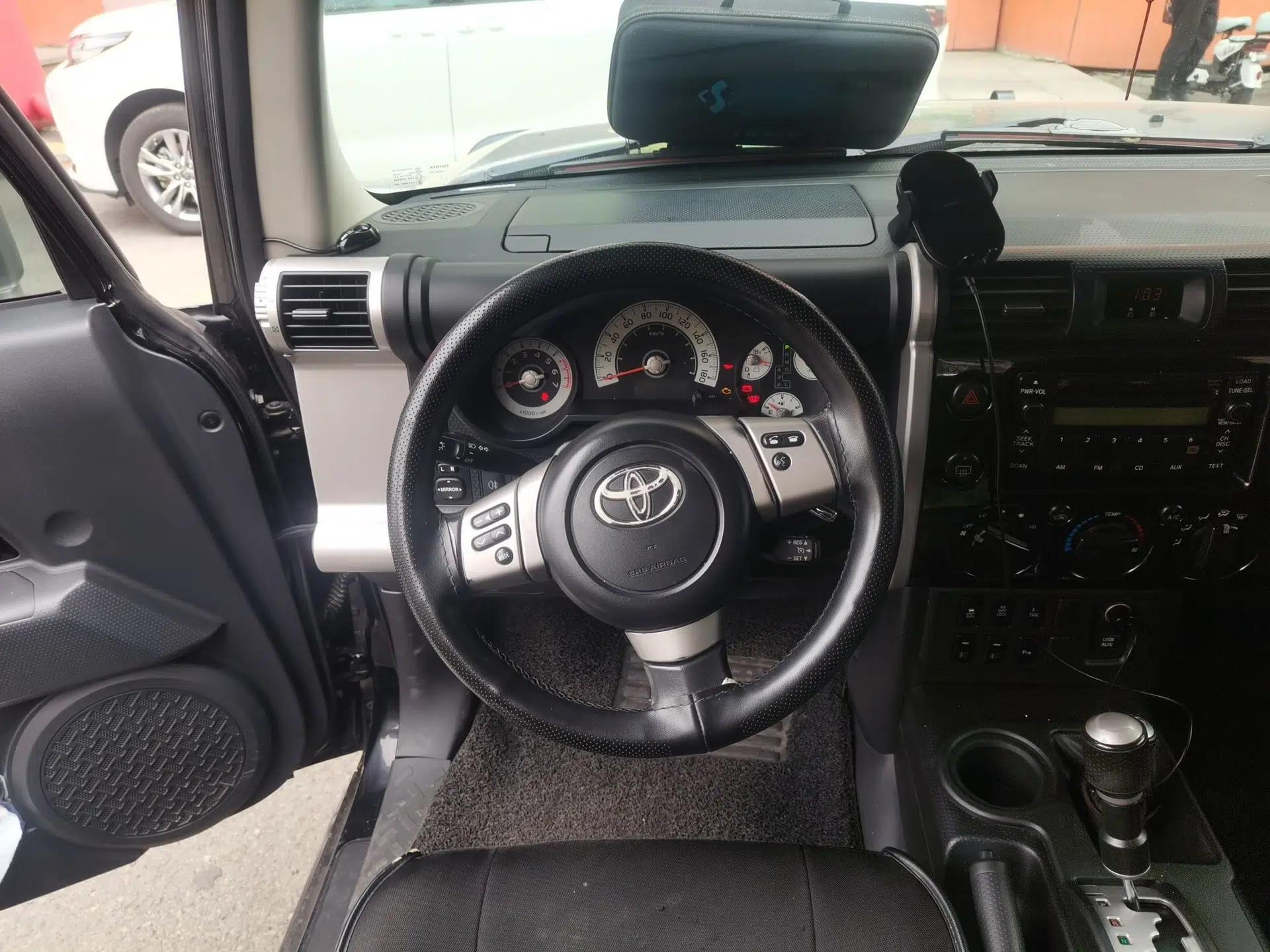 Toyota FJ Cruiser 2010 4.0L — миниатюра 11