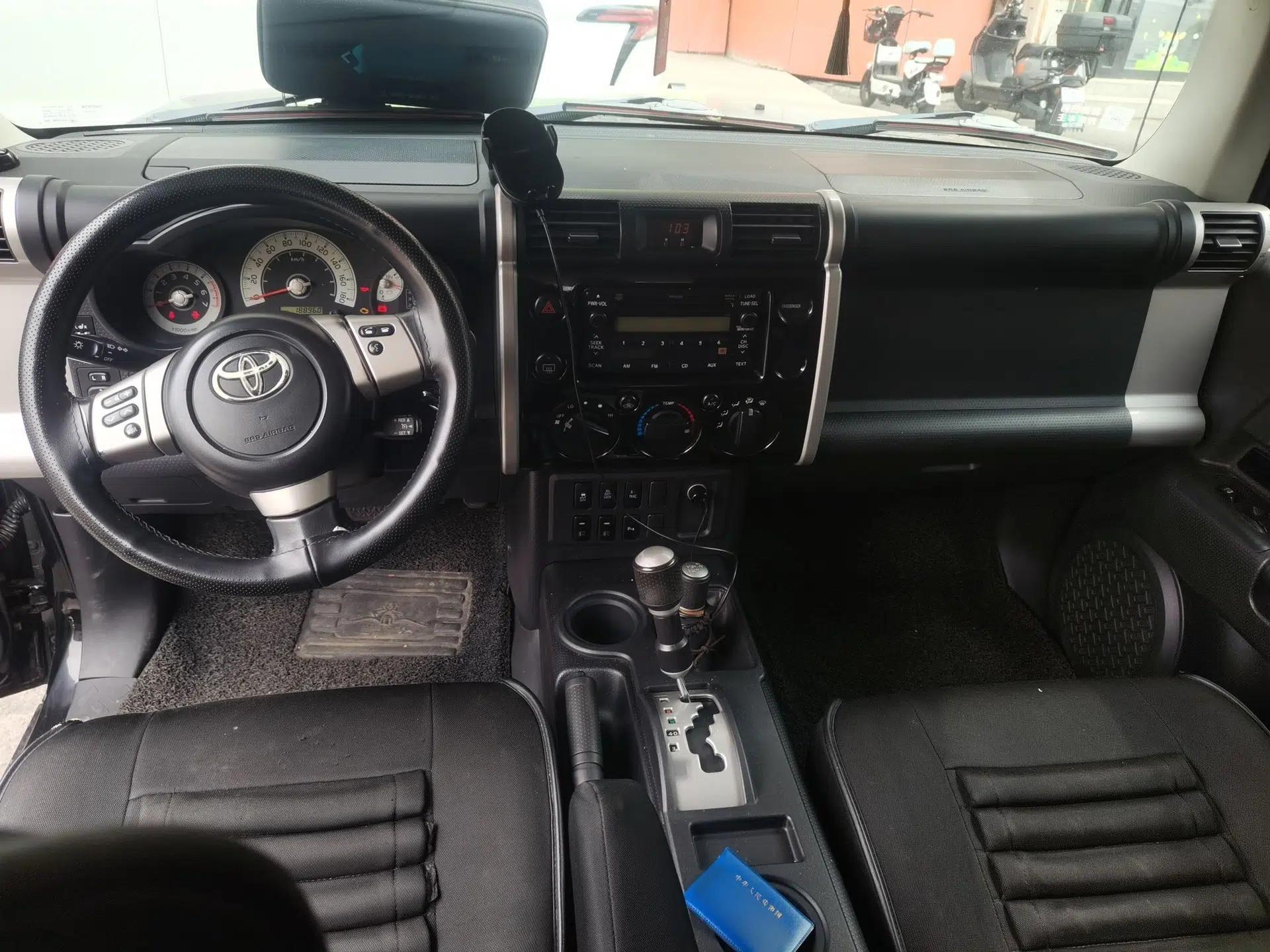 Toyota FJ Cruiser 2010 4.0L — миниатюра 10