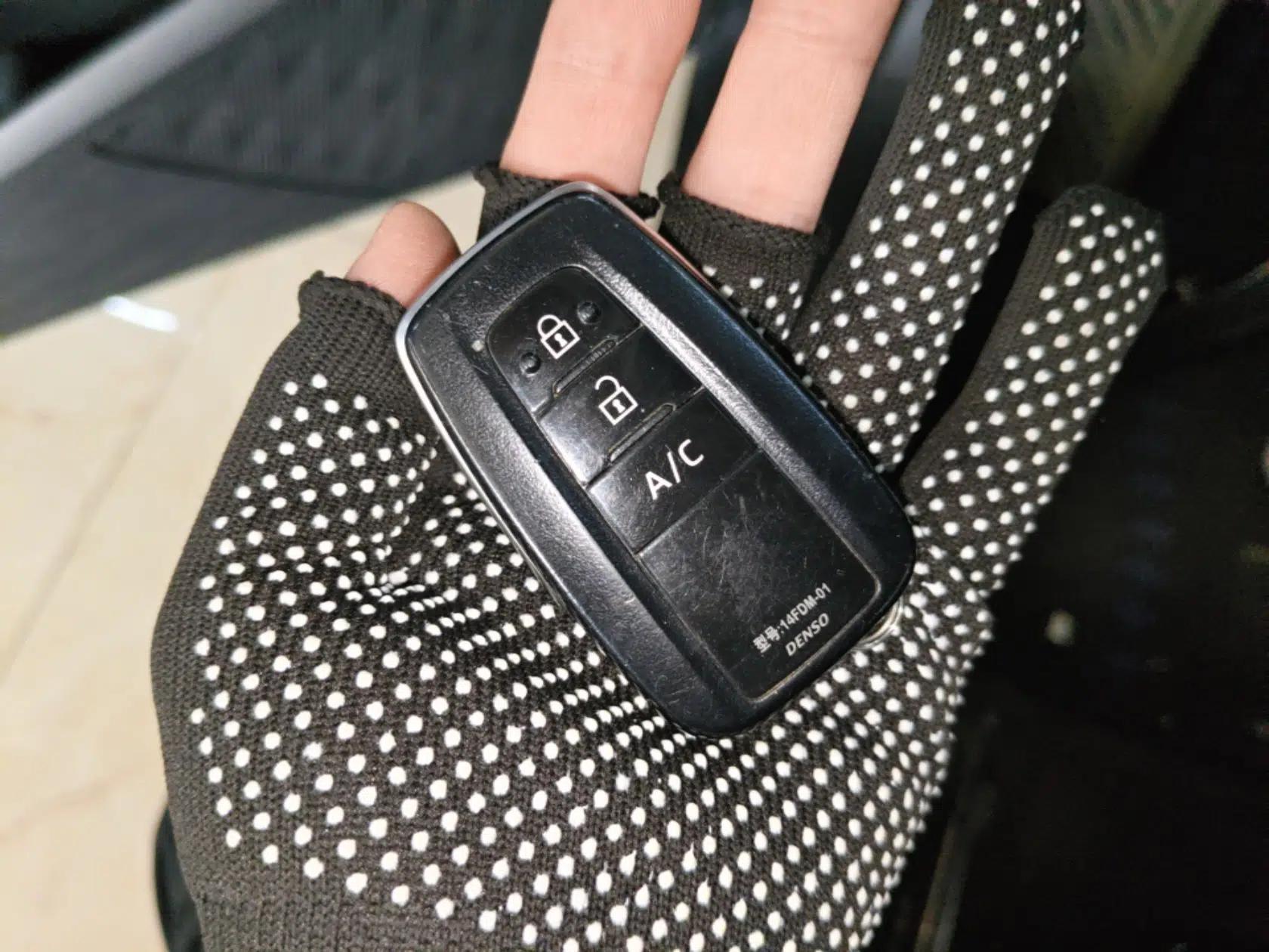 Toyota C-HR EV 2020 Luxury Sunroof Edition — миниатюра 12
