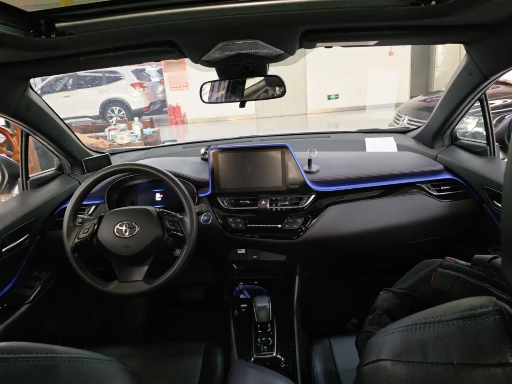 Toyota C-HR EV 2020 Luxury Sunroof Edition — миниатюра 13