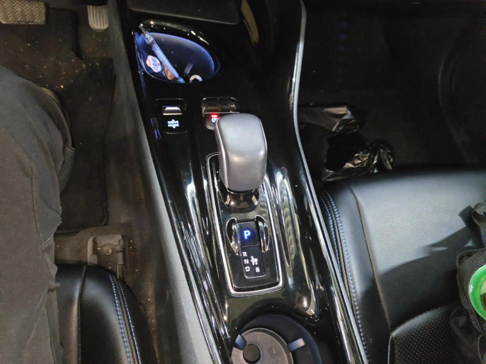 Toyota C-HR EV 2020 Luxury Sunroof Edition — миниатюра 17