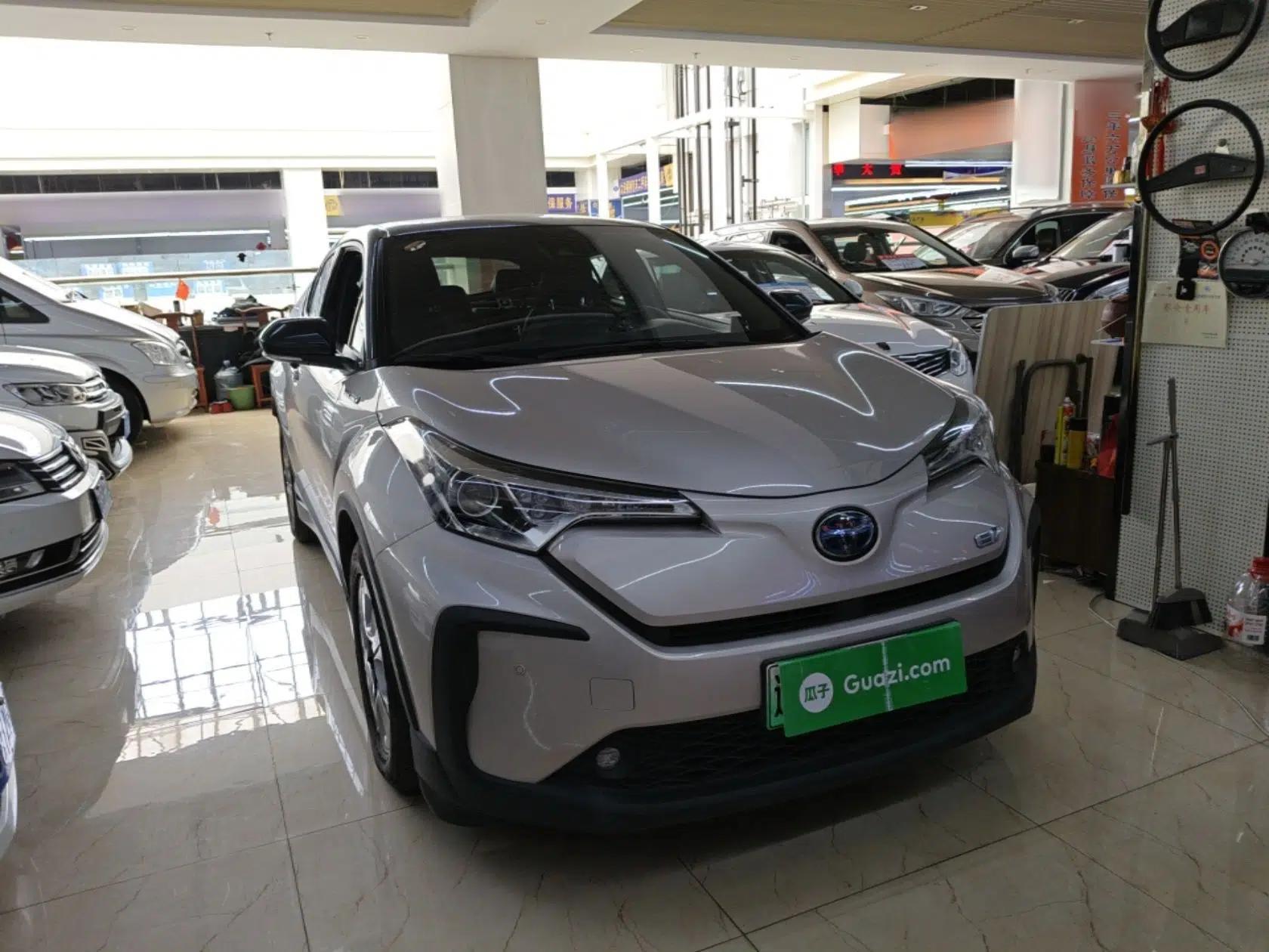 Toyota C-HR EV 2020 Luxury Sunroof Edition — миниатюра 3