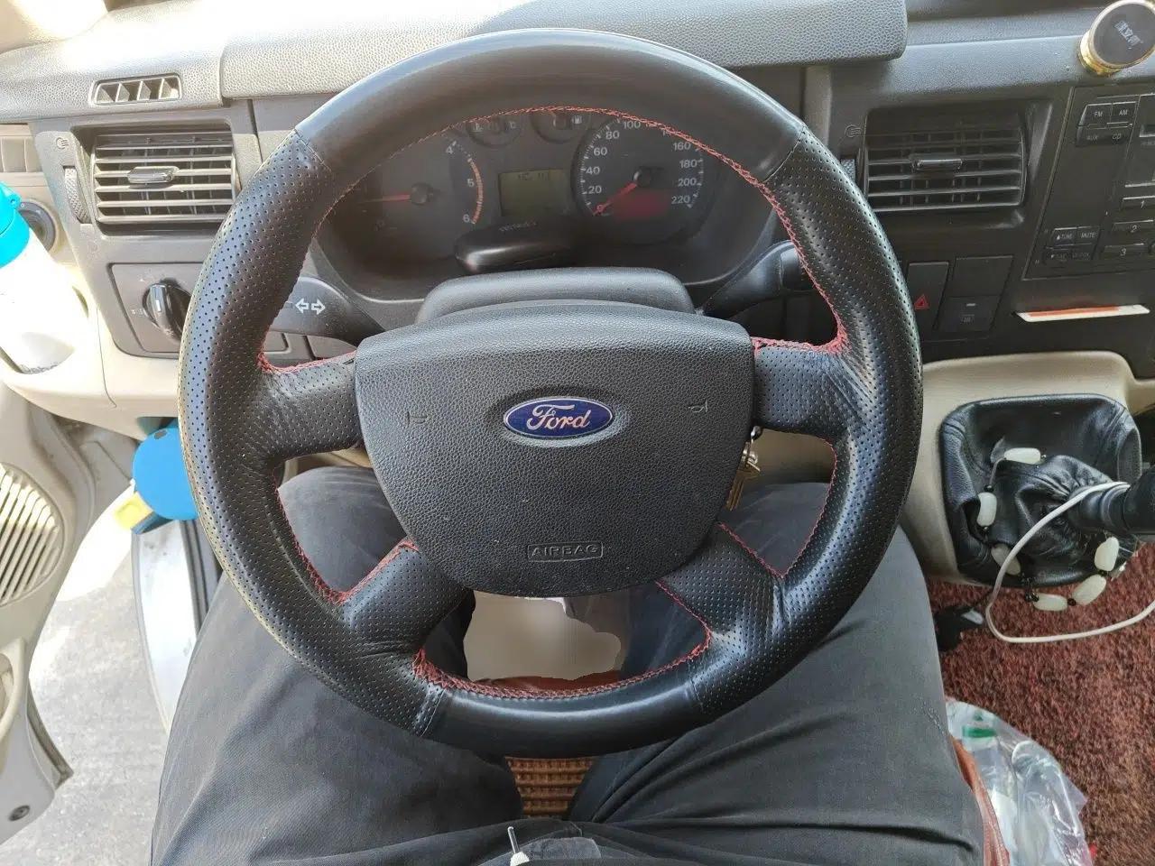 Ford Transit Custom 2016 2.2T Long-Wheelbase 9-Seater Mid-Roof Luxury Coach with 135 Horsepower — миниатюра 11