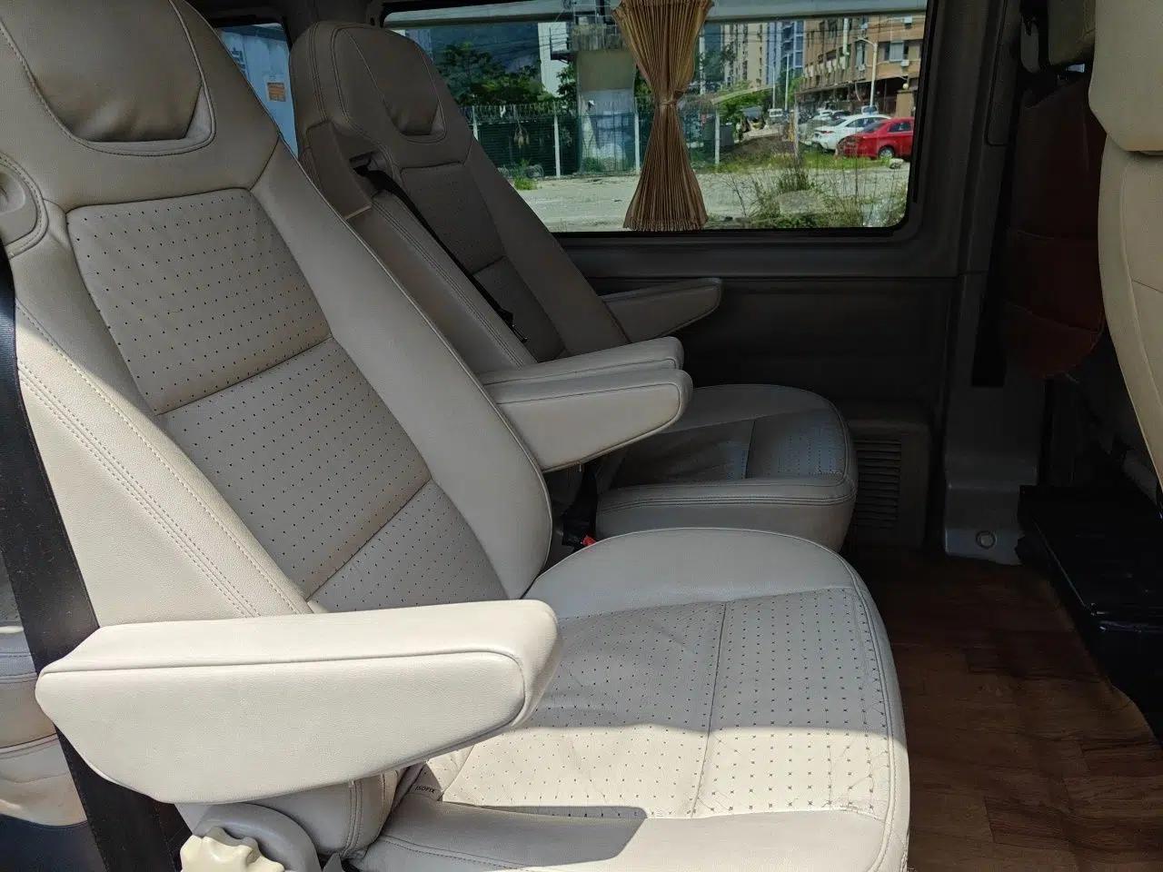 Ford Transit Custom 2016 2.2T Long-Wheelbase 9-Seater Mid-Roof Luxury Coach with 135 Horsepower — миниатюра 18