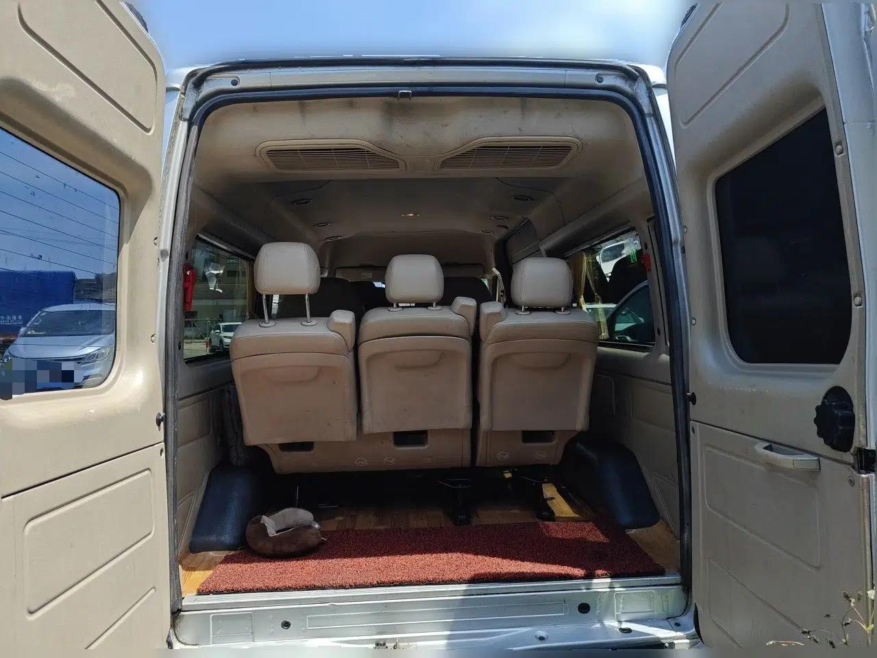 Ford Transit Custom 2016 2.2T Long-Wheelbase 9-Seater Mid-Roof Luxury Coach with 135 Horsepower — миниатюра 20