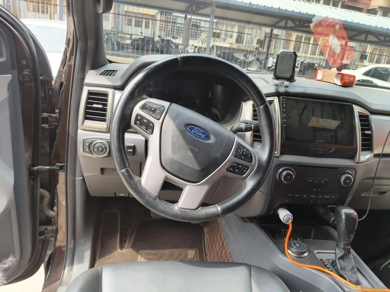 Ford Everest 2017 2.0T Gasoline Automatic 4x4 Luxury Edition 7 Seats — миниатюра 11