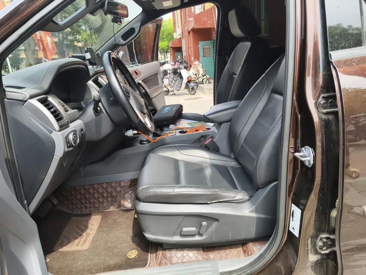 Ford Everest 2017 2.0T Gasoline Automatic 4x4 Luxury Edition 7 Seats — миниатюра 16