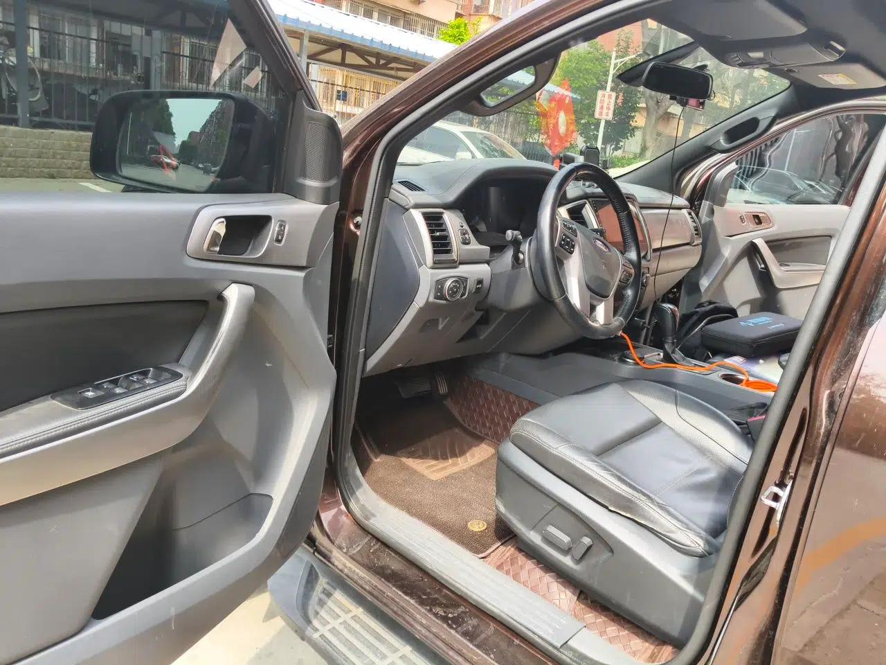 Ford Everest 2017 2.0T Gasoline Automatic 4x4 Luxury Edition 7 Seats — миниатюра 17