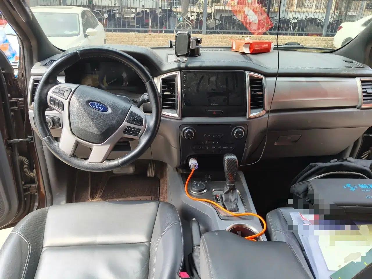 Ford Everest 2017 2.0T Gasoline Automatic 4x4 Luxury Edition 7 Seats — миниатюра 10