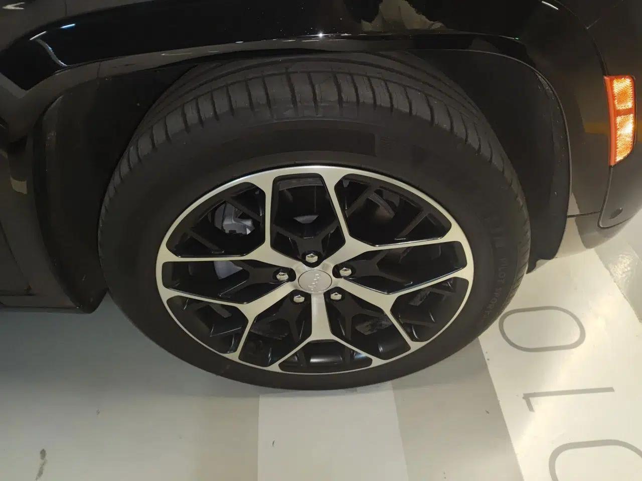 Jeep Grand Cherokee New Energy 2023 4xe Summit Edition — миниатюра 8