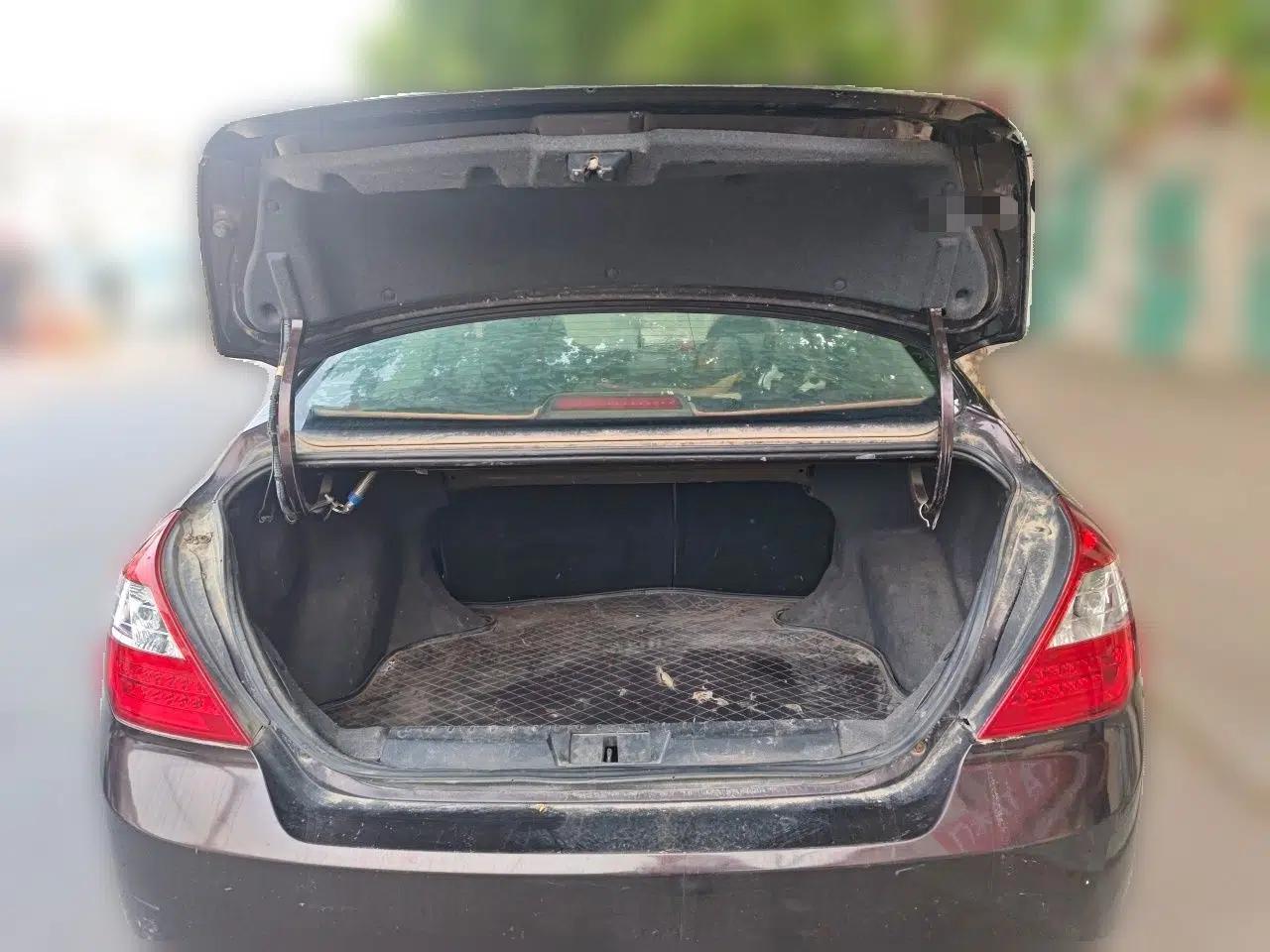 Geely Auto Classic Emgrand 2013 Sedan 1.5L Manual Entry-Level Model — миниатюра 20