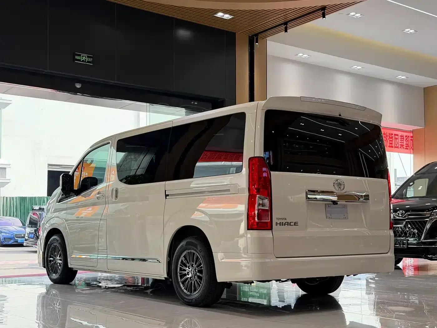 2025 HIACE 3.5L Automatic — миниатюра 11