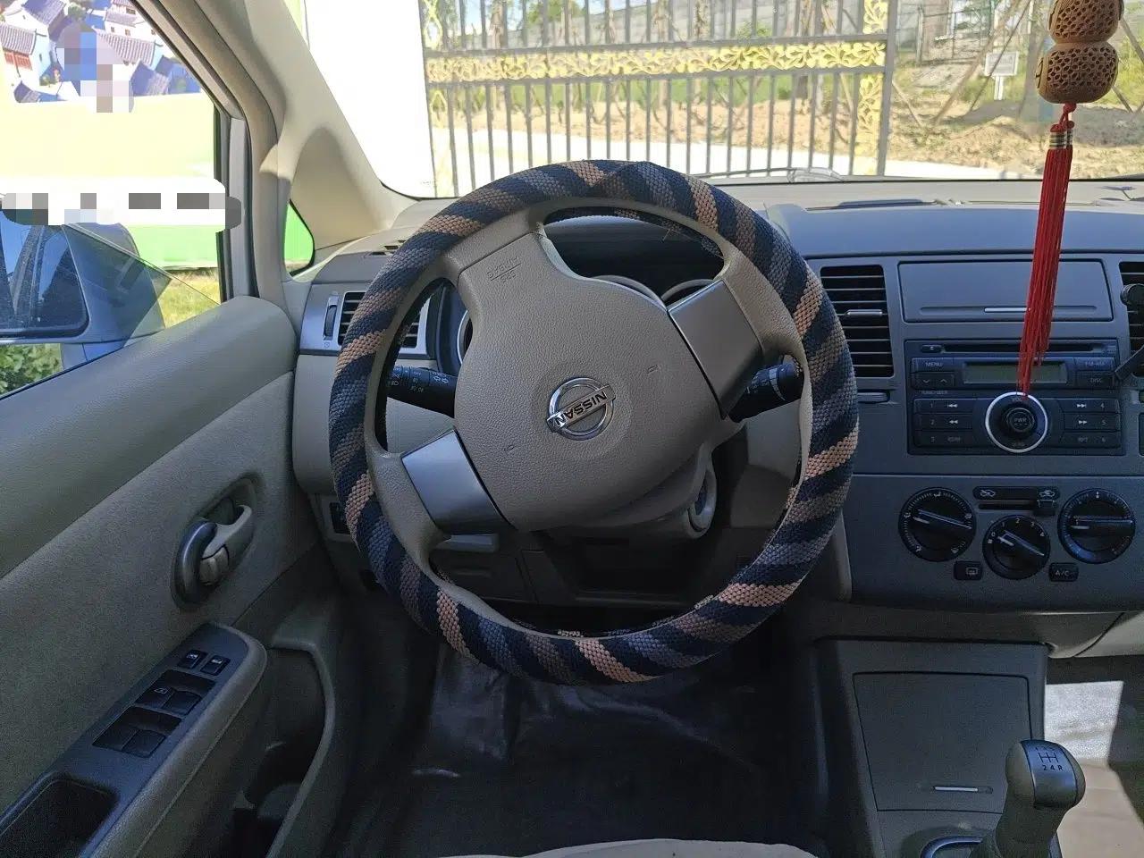 Nissan Tiida Sedan 2008 1.6L Manual Fashion Edition — миниатюра 11
