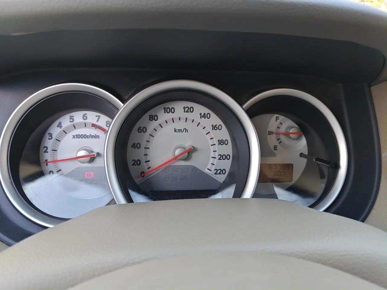 Nissan Tiida Sedan 2008 1.6L Manual Fashion Edition — миниатюра 12